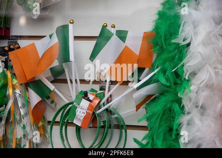 Londra, Regno Unito - 17 marzo 2023: St Decorazioni del giorno di Patrick esposte in un negozio. Credit: Sinai Noor / Alamy Live News Foto Stock