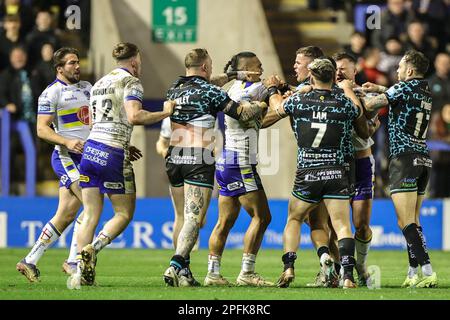 Warrington, Regno Unito. 17th Mar, 2023. Temperamento tra i due set di giocatori durante il Betfred Super League Round 5 partita Warrington Wolves vs Leigh Leopards all'Halliwell Jones Stadium, Warrington, Regno Unito, 17th marzo 2023 (Photo by Mark Cosgrove/News Images) Credit: News Images LTD/Alamy Live News Foto Stock