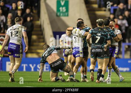 Warrington, Regno Unito. 17th Mar, 2023. Temperamento tra i due set di giocatori durante il Betfred Super League Round 5 partita Warrington Wolves vs Leigh Leopards all'Halliwell Jones Stadium, Warrington, Regno Unito, 17th marzo 2023 (Photo by Mark Cosgrove/News Images) Credit: News Images LTD/Alamy Live News Foto Stock