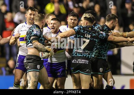 Warrington, Regno Unito. 17th Mar, 2023. Temperamento tra i due set di giocatori durante il Betfred Super League Round 5 partita Warrington Wolves vs Leigh Leopards all'Halliwell Jones Stadium, Warrington, Regno Unito, 17th marzo 2023 (Photo by Mark Cosgrove/News Images) Credit: News Images LTD/Alamy Live News Foto Stock