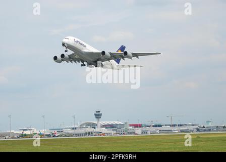 Aviazione civile, aeromobili passeggeri, Lufthansa, Airbus A380, decollo, Pista, aeroporto, aeroporto, Monaco Foto Stock