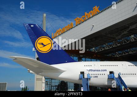 Aviazione civile, aeromobili passeggeri, hangar di manutenzione, Lufthansa, Aeroporto, Monaco Foto Stock