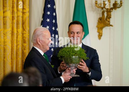 Taoiseach Leo Varadkar (a destra) presenta al presidente degli Stati Uniti Joe Biden una ciotola di Shamrock durante il ricevimento della celebrazione del giorno di San Patrizio e la cerimonia di presentazione di Shamrock presso la Casa Bianca di Washington, DC, durante la visita del Taoiseach negli Stati Uniti per il giorno di San Patrizio. Data immagine: Venerdì 17 marzo 2023. Foto Stock