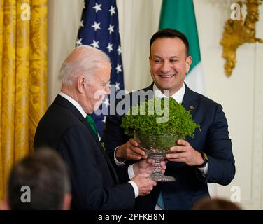 Taoiseach Leo Varadkar (a destra) presenta al presidente degli Stati Uniti Joe Biden una ciotola di Shamrock durante il ricevimento della celebrazione del giorno di San Patrizio e la cerimonia di presentazione di Shamrock presso la Casa Bianca di Washington, DC, durante la visita del Taoiseach negli Stati Uniti per il giorno di San Patrizio. Data immagine: Venerdì 17 marzo 2023. Foto Stock