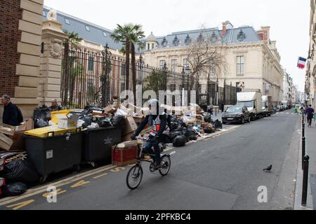 PARIGI, FRANCIA - 17 MARZO: Spazzatura e straripanti bidoni linea una strada al di fuori della Biblioteca francese a Parigi durante uno sciopero da parte dei garbage lavoratori per l'aumento dell'età pensionabile da parte del governo il 17 marzo 2023 a Parigi Francia (credito: Jeremy o'Donnell) credito: Jeremy ODonnell/Alamy Live News Foto Stock