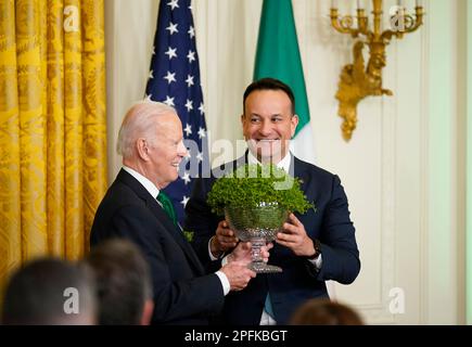 Taoiseach Leo Varadkar (a destra) presenta al presidente degli Stati Uniti Joe Biden una ciotola di Shamrock durante il ricevimento della celebrazione del giorno di San Patrizio e la cerimonia di presentazione di Shamrock presso la Casa Bianca di Washington, DC, durante la visita del Taoiseach negli Stati Uniti per il giorno di San Patrizio. Data immagine: Venerdì 17 marzo 2023. Foto Stock