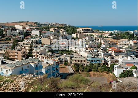 Panorama della città di Agia Pelagia, Creta, Grecia Foto Stock