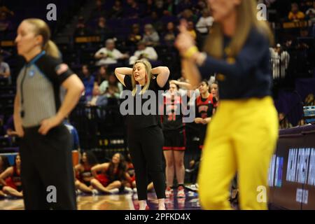 Baton Rouge, Stati Uniti. 17th Mar, 2023. L'allenatore capo dei ribelli dell'UNLV Lindy la Rocque reagisce dopo una chiamata dell'arbitro durante il primo round del torneo di pallacanestro femminile NCAA al Pete Maravich Assembly Center di Baton Rouge, Louisiana, venerdì 17 marzo 2023. (Foto di Peter G. Forest/Sipa USA) Credit: Sipa USA/Alamy Live News Foto Stock