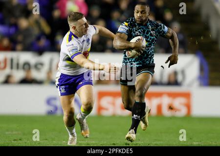 Leigh Leopardi Edwin Ipape viene affrontata dai Warrington Wolves George Williams durante la partita della Betfred Super League allo stadio Halliwell Jones di Warrington. Data immagine: Venerdì 17 marzo 2023. Foto Stock