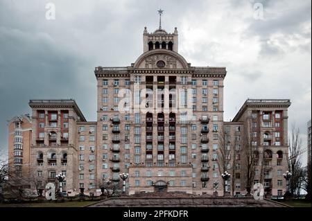 Edifici di architettura sovietica sulla via Khreshchatyk a Kyiv, Ucraina Foto Stock