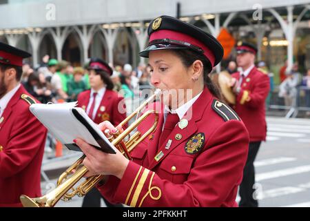 Castlerea Brass & Reid Brand si esibiscono nel St. Parata del giorno di Patrick il 17 marzo 2023, a New York. (Foto: Gordon Donovan) Foto Stock