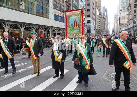 County Roscommon Society di New York marzo nel St. Parata del giorno di Patrick il 17 marzo 2023, a New York. (Foto: Gordon Donovan) Foto Stock