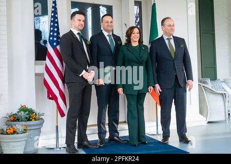 Washington, Stati Uniti d'America. 17th Mar, 2023. Washington, Stati Uniti d'America. 17 marzo, 2023. Il Vice Presidente degli Stati Uniti Kamala Harris e il secondo Gentleman Doug Emhoff posano con l'irlandese Taoiseach Leo Varadkar, 2nd a destra, e il suo partner Dr Matt Barrett, a sinistra, prima della tradizionale St Patrick's Day Breakfast presso la residenza dell'Osservatorio Navale, 17 marzo 2023 a Washington, DC Credit: Lawrence Jackson/White House Photo/Alamy Live News Foto Stock