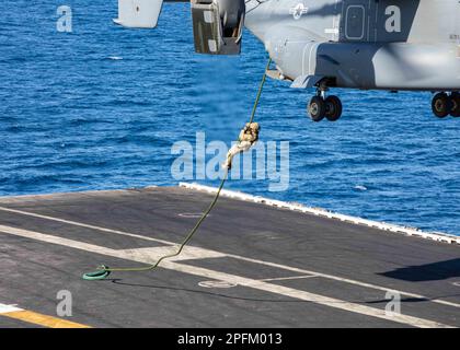 230302-N-IX644-1031 MARE ADRIATICO (2 marzo 2023) costa orientale degli Stati Uniti Naval Special Warfare Operators (SEALS), corda veloce da un USA Air Force CV-22 Osprey, assegnata a 7th Special Operations Squadron, 352nd Special Operations Wing, sul ponte di volo della portaerei di classe Nimitz USS George H.W. Boccola (CVN 77), 2 marzo 2023. Queste operazioni dimostrano la capacità dell'USEUCOM di distribuire rapidamente forze operative speciali (SOF) in tutta l'area di responsabilità della sesta flotta. The George H.W. Bush Carrier Strike Group è in fase di implementazione pianificata negli Stati Uniti Forze navali area europea di operat Foto Stock