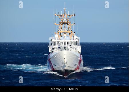 L'USCGC Herbierto Hernandez (WPC 1114) si stola accanto all'USCGC Spencer (WMEC 905) nell'Oceano Atlantico, 4 marzo 2023. Spencer è in fase di distribuzione pianificata negli Stati Uniti Naval Forces Africa area di responsabilità, impiegati dagli Stati Uniti Sesta flotta, per svolgere attività di formazione, esercitazioni e operazioni di sicurezza marittima congiunte insieme a partner africani a sostegno degli interessi degli Stati Uniti all'estero, partnership regionali e per rafforzare la governance marittima internazionale. (STATI UNITI Foto della Guardia Costiera di Petty Officer 3rd Classe Mikaela McGee) Foto Stock