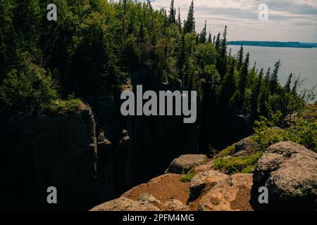 Le formazioni rocciose dell'ascensore si trovano in cima al gigante addormentato nel Sleeping Giant Provincial Park, nell'Ontario settentrionale. Foto di alta qualità Foto Stock