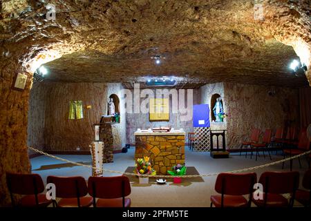 Coober Pedy, Australia - 4 maggio 2022: Chiesa cattolica sotterranea di San Pietro e San Paolo Foto Stock