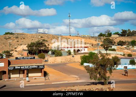 Coober Pedy, Australia - 4 maggio 2022: Aziende locali in via Hutchison nella città mineraria opale Foto Stock