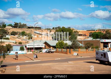 Coober Pedy, Australia - 4 maggio 2022: Aziende locali in via Hutchison nella città mineraria opale Foto Stock