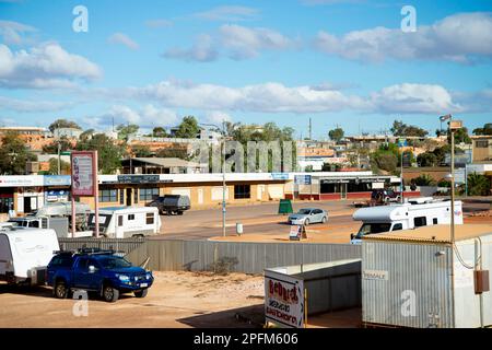 Coober Pedy, Australia - 4 maggio 2022: Aziende locali in via Hutchison nella città mineraria opale Foto Stock