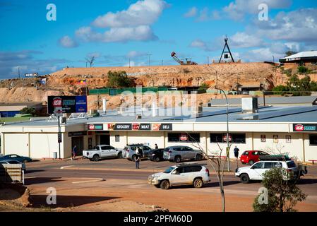 Coober Pedy, Australia - 4 maggio 2022: Aziende locali in via Hutchison nella città mineraria opale Foto Stock