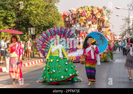 Float floreale e partecipanti, Chiang mai festa dei fiori sfilata 2023 Thailandia Foto Stock