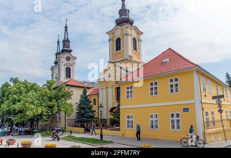 Cattedrale ortodossa di San Nicola e Chiesa cattolica della Santa Trinità (a destra) a Sremski Karlovci, Serbia Foto Stock