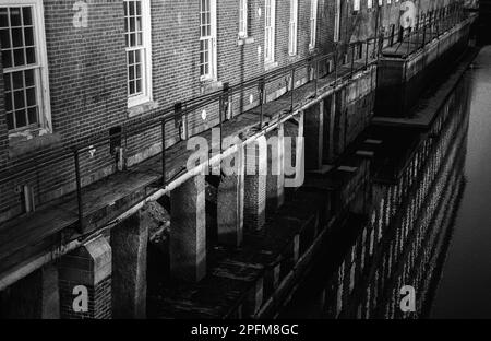 Il riflesso dello storico Boott Cotton Mills Museum e del canale che ha alimentato l'enorme struttura di Lowell, Massachusetts. L'immagine è stata captu Foto Stock