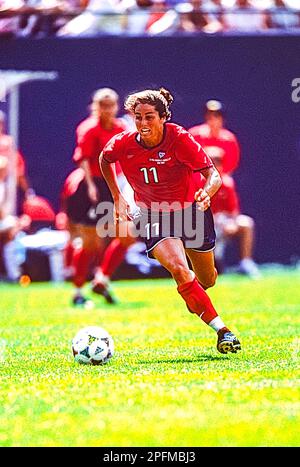 Julie Foudy (USA) durante la Coppa del mondo femminile FIFA 1999 contro DEN. Foto Stock