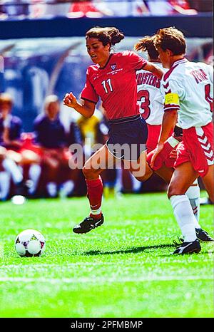 Julie Foudy (USA) durante la Coppa del mondo femminile FIFA 1999 contro DEN. Foto Stock