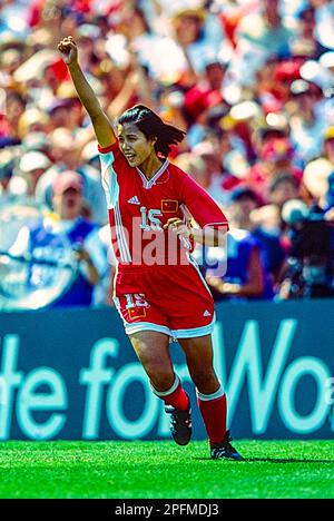 Qiu Haiyan (USA) durante le finali USA vs CHN alla Coppa del mondo di calcio femminile FIFA 1999. Foto Stock