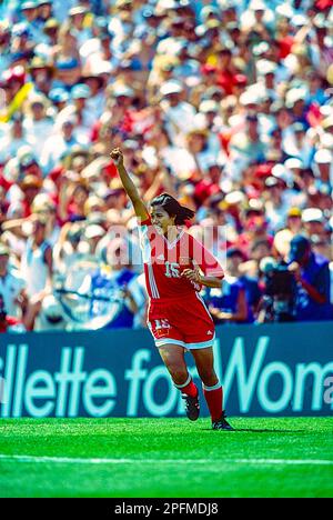 Qiu Haiyan (USA) durante le finali USA vs CHN alla Coppa del mondo di calcio femminile FIFA 1999. Foto Stock