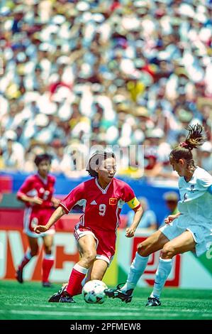 Wen Sun (CHN) durante le finali USA vs CHN in occasione della Coppa del mondo di calcio femminile FIFA 1999. Foto Stock