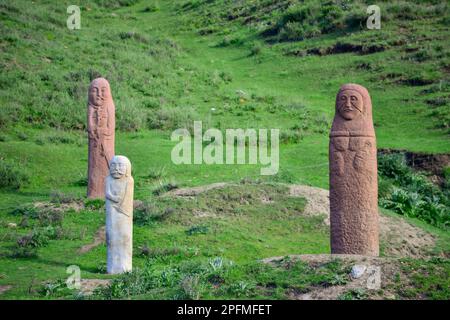 Le misteriose statue preistoriche in pietra delle praterie dello Xinjiang sono un prezioso patrimonio culturale dello Xinjiang Foto Stock