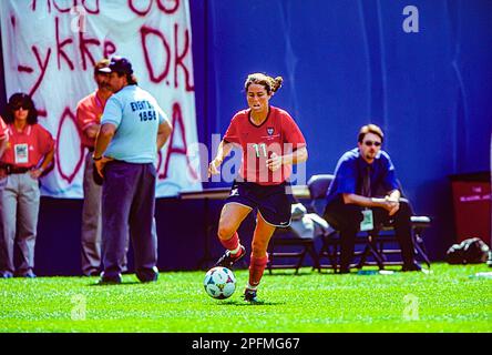 Julie Foudy (USA) durante la Coppa del mondo femminile FIFA 1999 contro DEN. Foto Stock