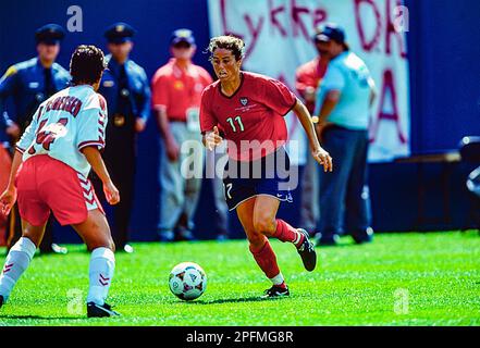 Julie Foudy (USA) durante la Coppa del mondo femminile FIFA 1999 contro DEN. Foto Stock