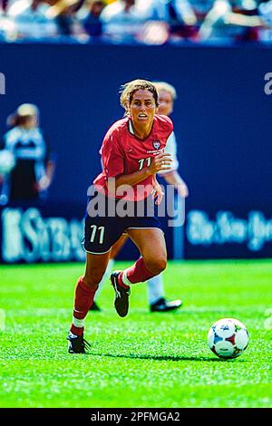 Julie Foudy (USA) durante la Coppa del mondo femminile FIFA 1999 contro DEN. Foto Stock