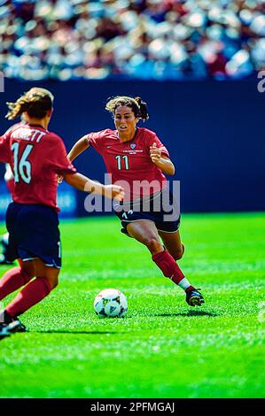 Julie Foudy (USA) durante la Coppa del mondo femminile FIFA 1999 contro DEN. Foto Stock