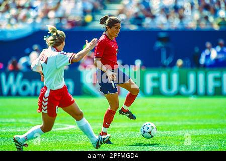 Julie Foudy (USA) durante la Coppa del mondo femminile FIFA 1999 contro DEN. Foto Stock