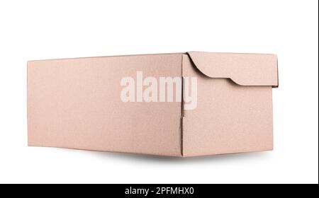 La scatola marrone delle scarpe con coperchio per il mockup della confezione di scarpe o sneaker, isolata su sfondo bianco con percorso di ritaglio. Foto Stock