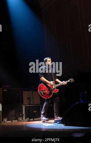 Newcastle, Regno Unito. 17 marzo 2023. - La band Suede suonerà un concerto esaurito al O2 City Hall di Newcastle upon Tyne il 17th marzo 2023. Credit Jill o'Donnell/Alamy Live News Foto Stock