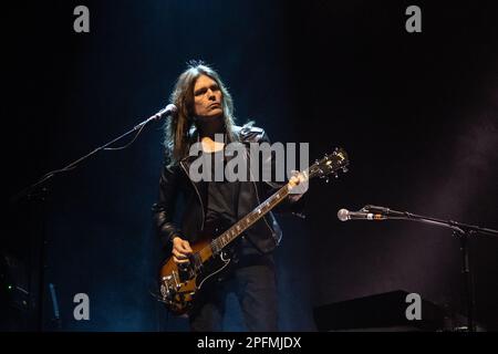 Newcastle, Regno Unito. 17 marzo 2023. - La band Suede suonerà un concerto esaurito al O2 City Hall di Newcastle upon Tyne il 17th marzo 2023. Credit Jill o'Donnell/Alamy Live News Foto Stock