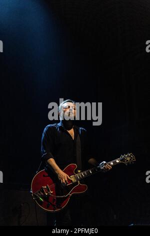 Newcastle, Regno Unito. 17 marzo 2023. - La band Suede suonerà un concerto esaurito al O2 City Hall di Newcastle upon Tyne il 17th marzo 2023. Credit Jill o'Donnell/Alamy Live News Foto Stock