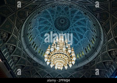 Lampadario in cristallo e oro Bejeweled nella Grande Moschea del Sultano Qaboos, Muscat, Oman Foto Stock