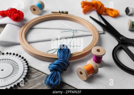 Ricamo su tavolo in legno, tessuto ed altri accessori Foto Stock