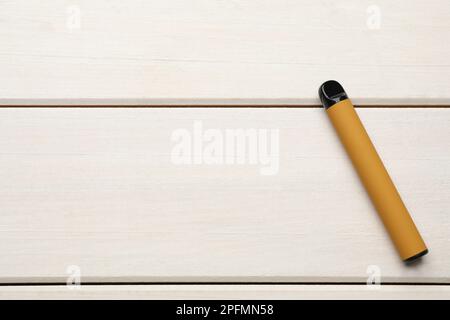 Sigaretta elettronica usa e getta blu su sfondo bianco Foto stock - Alamy