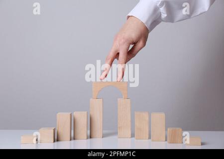 Donna che attraversa il ponte con le dita, primo piano. Connessione, relazioni e concetti di trattativa Foto Stock