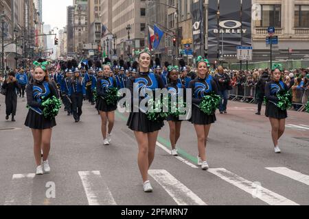 NEW YORK, NEW YORK - MARZO 17: I membri della North Babylon Marching Band marciano nella St. Parata del giorno di Patrick lungo 5th Avenue il 17 marzo 2023 a New York City. Foto Stock