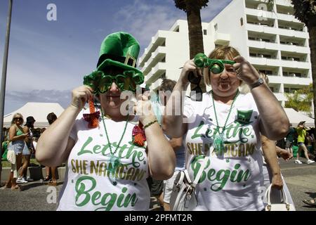 Los Cristianos, Spagna. 17th Mar, 2023. Gli irlandesi nelle strade durante la celebrazione di San Patrizio a Tenerife Sud, Spagna, il 17 marzo 2023. (Foto di Mercedes Menendez/Pacific Press/Sipa USA) Credit: Sipa USA/Alamy Live News Foto Stock