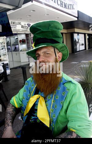 Los Cristianos, Spagna. 17th Mar, 2023. Gli irlandesi nelle strade durante la celebrazione di San Patrizio a Tenerife Sud, Spagna, il 17 marzo 2023. (Foto di Mercedes Menendez/Pacific Press/Sipa USA) Credit: Sipa USA/Alamy Live News Foto Stock